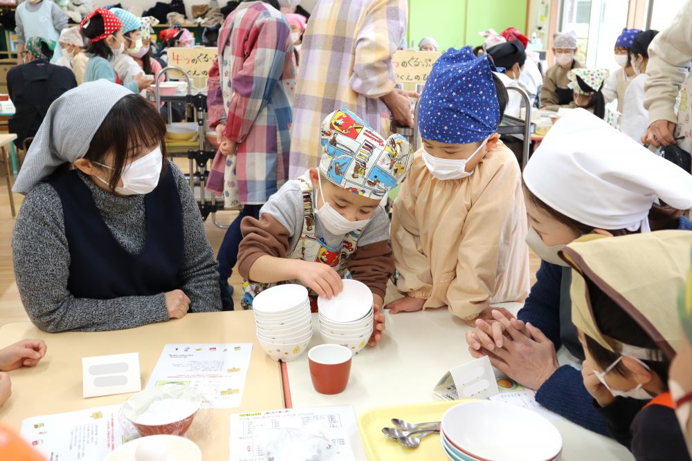 保育参加後に“親子クッキング”を行いました♡
今日は親子で【マドレーヌ】作りに挑戦です♪

おうちの人と “楽しく” “おいしい” おやつ作り。
一緒にエプロンに着替えて、いつもと違う雰囲気にドキドキワクワク♡
にこにこ笑顔で、クッキングスタートです!
