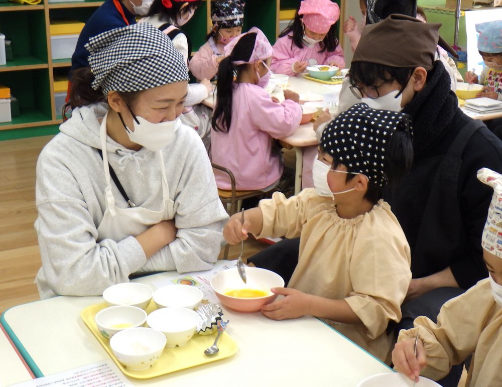 材料がそろえば、後は混ぜるだけ！ なので、意外と簡単に作れるマドレーヌ♡
作り方の紙を見ながら、順番に混ぜていきます。

混ぜ混ぜしながら、お母さんと見つめ合って笑っているＳくん。
何のお話をしているんでしょう？？
親子のほっこりする時間が流れていきます。

低い気温のため、溶かしバターが固まってしまうというハプニングもありましたが、頑張って混ぜて、なめらかな生地の完成です♪