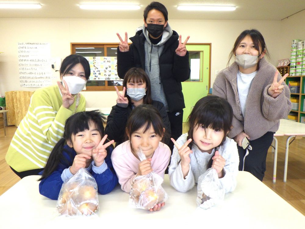 給食室のオーブンで１５分ほど焼いたら完成♪

焼きたてを保育室へ持って行くと、
「いいにお～い！」
「はやくたべた～い！」
食べるのが待ちきれない様子の子ども達♡
持ち帰り用の袋にきれいにラッピングし、親子クッキングも終了です☆

持って帰って、今日の話をしながら楽しいおやつタイムを過ごしてもらえたら嬉しいな♡
マドレーヌを食べて、明日のマラソン大会もがんばろう♬