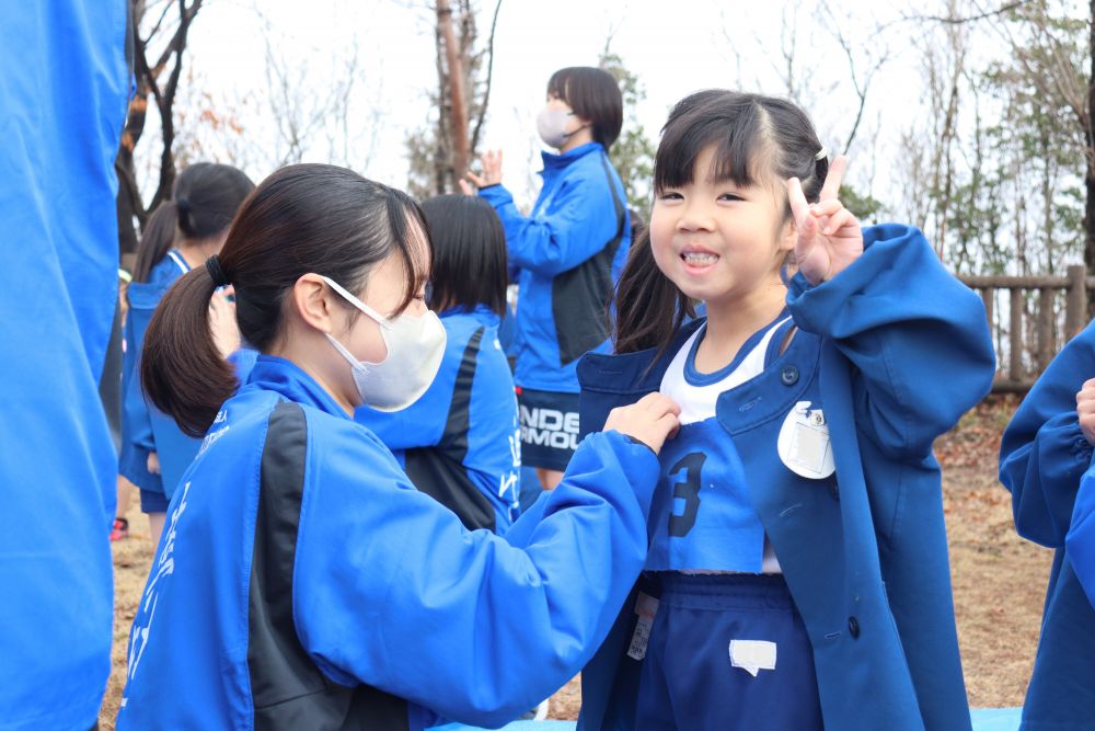 何かと感染症が流行するこの時期
27人全員出席できたことに感謝をしながら
ゼッケンを付けて準備をします
緊張でカチカチの子どももいれば、ワクワクで笑顔の子どももいます
本番前の1人ひとり表情に元気をもらい全員あつまったら準備体操の始まりです