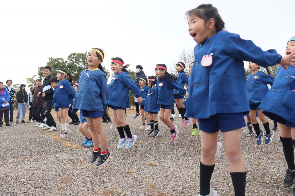 最近ゆめはうす認定こども園で人気、ケロポンズさんの「フクロウ仙人」
「フゥーッ!ハァーッ!ヒィーッ!ハァーッ!ホォーッ!」
歌に合わせて元気に踊るキリン組さん達
天候にも恵まれ、大自然の中で気持ちも開放的になり、増々やる気が湧いてきます