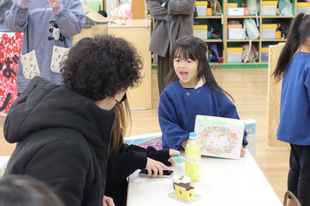 ハッピーランドへようこそ！！
これまで準備してきたお店屋さん
おやつ屋さん・ユーホーキャッチャー・おばけやしき
今日のお客さんはお家の人♡
張り切って、さあ開店！



工夫とアイデアがたっぷり詰まったおやつと、チームのみんなで話し合って決めたお店のルール♪
「いらっしゃいませ♡」
「ここから選んでくださいね」
「食べ終わったら机に置いたままにしてください！」
本物のような美味しそうなおやつと、本当のお店屋さんのような接客でお客さんを楽しませてくれたおやつやさんチームです