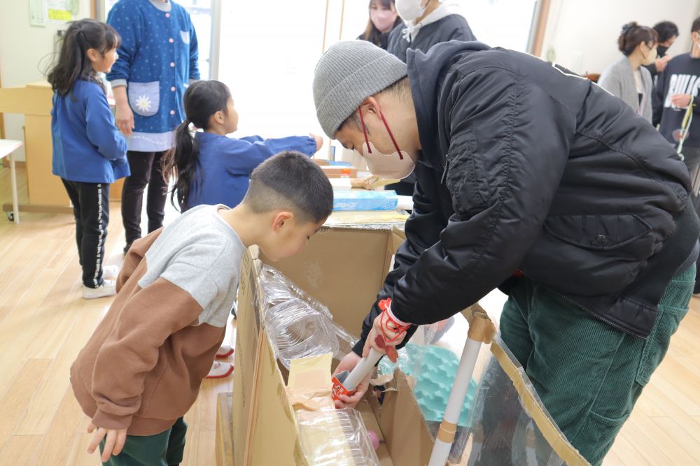 アーム作りに大苦戦してきたユーホーキャッチャーチーム
「お客さんちゃんとアームで掴めるかな・・・」
保育参加前日、そんな声をこぼしていました

「そうそうそこ！！！」
「もっと芯を引っ張って掴むんよ！」
アドバイスしながら見守ります♡
こだわって作った景品のお寿司も大人気でした