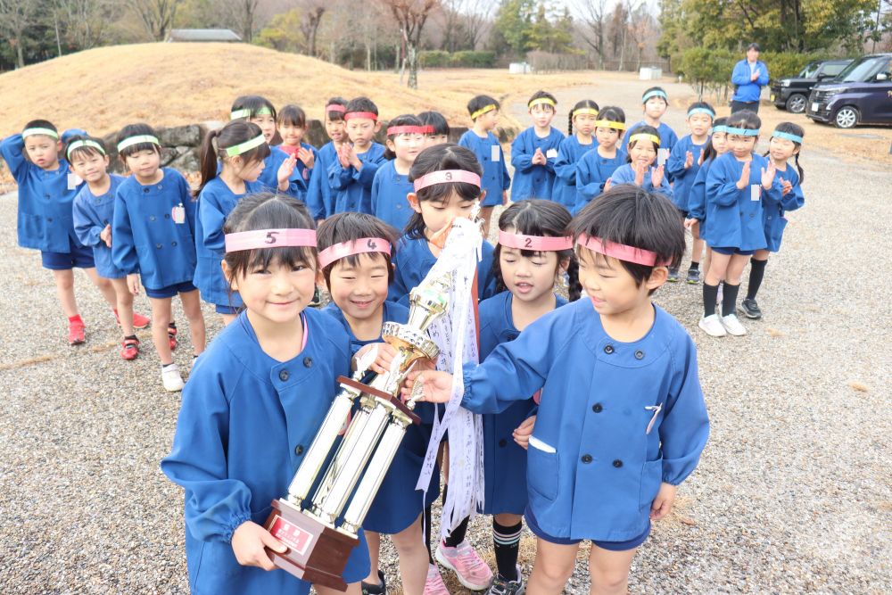 今大会の優勝はピンクチームさん
トロフィーのリボンに優勝したチームのメンバーの名前が書かれます

１６年後のタイムカプセルを掘り起こす時に、これも用意しておきたいものです