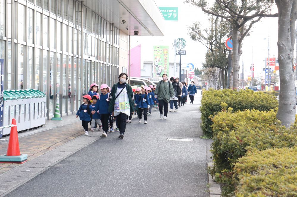 今年度も残すところ、1か月と少しになりました
毎年この時期になると津波を想定して高西中学校まで歩いて避難訓練をします

寒空の下ですが、子どもたちは元気に歩きます

避難訓練と並行しながら交通のルールなども体験し、学んでいきます

