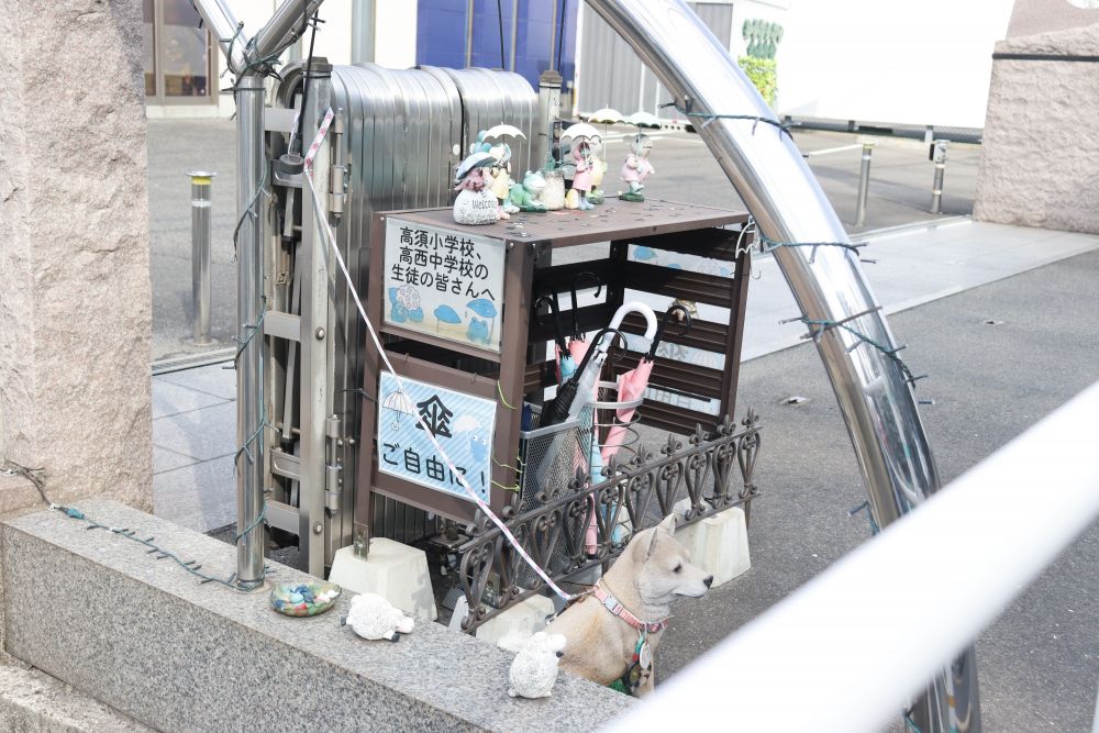 通り道、ある企業さんの前の歩道にこんなものがあります

突然の雨を想定して？？
地域の子どもを想う優しい気持ちが伝わってきます