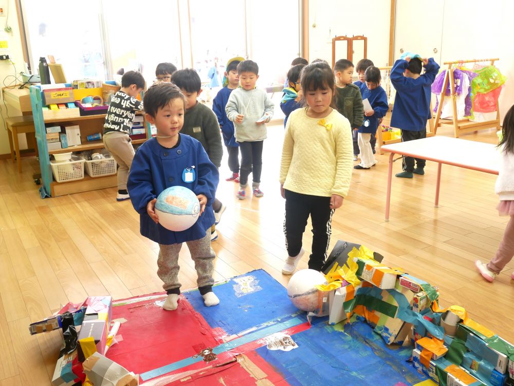 保育室の中のボーリング
『投げるの?転がすの?』とSくん
『好きなようにしたらいいよ♡』とSちゃん