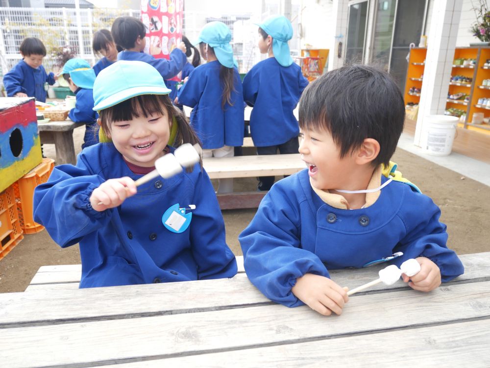 バーベキューごっこ♡
『ちょっと見てよ~!マシュマロ頼んだらこれがきたよ』
『これすごく重いよね・・・何で作ってるの?』
作り方に興味津々です