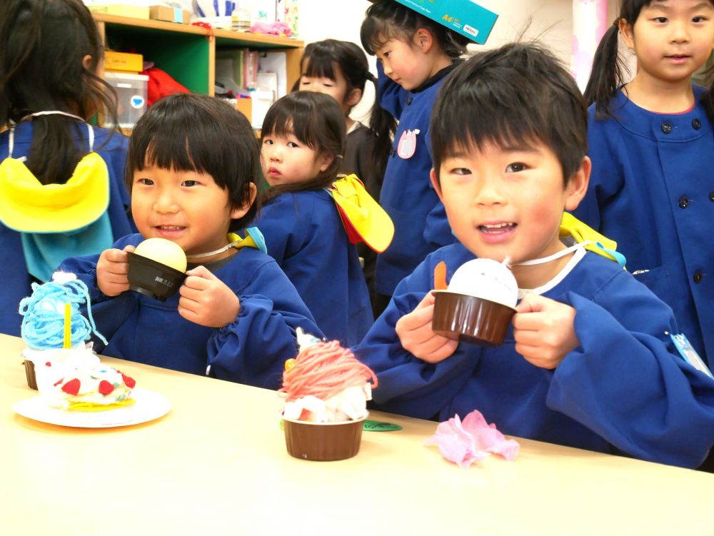 キリン組の保育室へ・・・
『お菓子屋さんだって♡』
『食べたい!!』
『これ毛糸でできてるじゃん!こんな物作れるんだね』
キリン組さんの考えた発想に感心する2人・・・