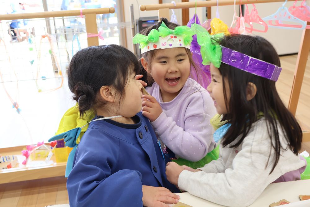 「お化粧してあげる~」
「アイシャドウからしまーす」
「はい!目あけていいよ!」
「めーーっちゃかわいくなったじゃん♡」
お店の人が明るくて笑顔だから
お客さんも楽しくなります♡