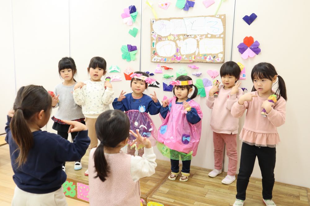 前に出て踊りの手本を見せたり・・・
ステージで一緒に踊ったり・・・
小さいクラスの子たちも恥ずかしい気持ちが少なくなり
一緒に楽しめました♡