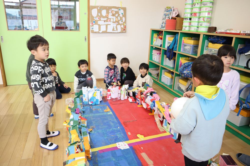 「投げて良いよ!」
「がんばれー!しっかり狙って!」
「巨大ポケモン倒したら最強よ!」
お店の人の応援の声や優しく見守る姿♡