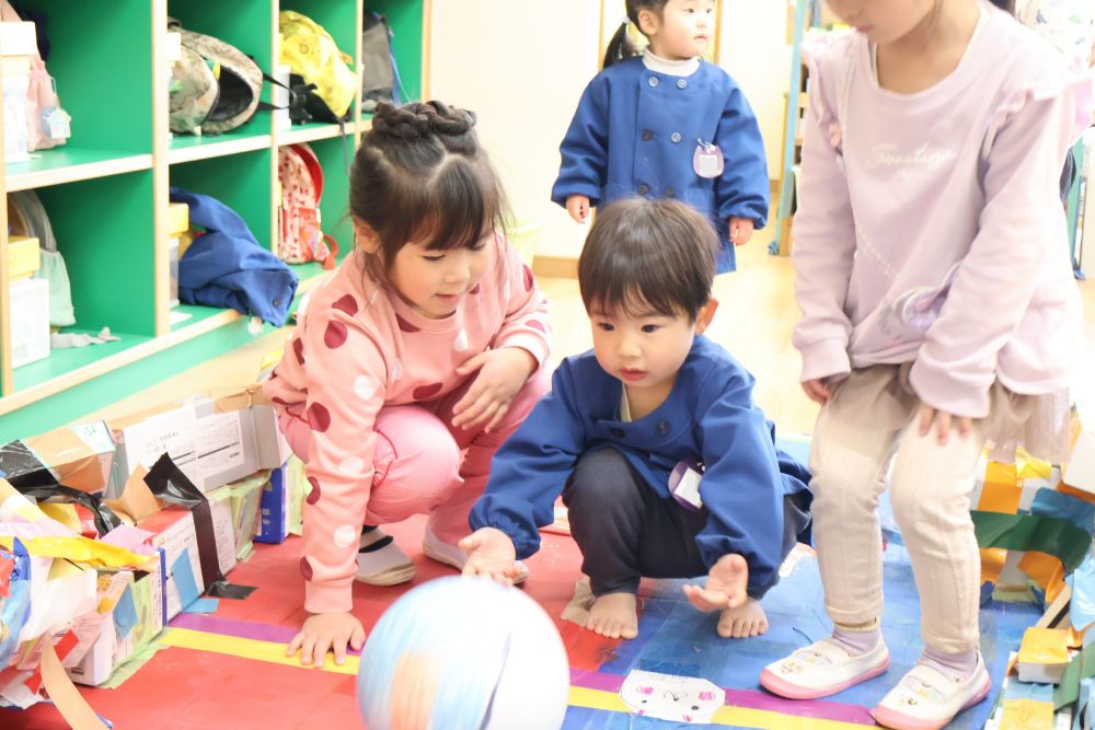 「なげていいよ♡」
「難しかったら蹴ってもいいけんね」
「せーのっ!」
同じ目線に合わせて優しく寄り添う♡