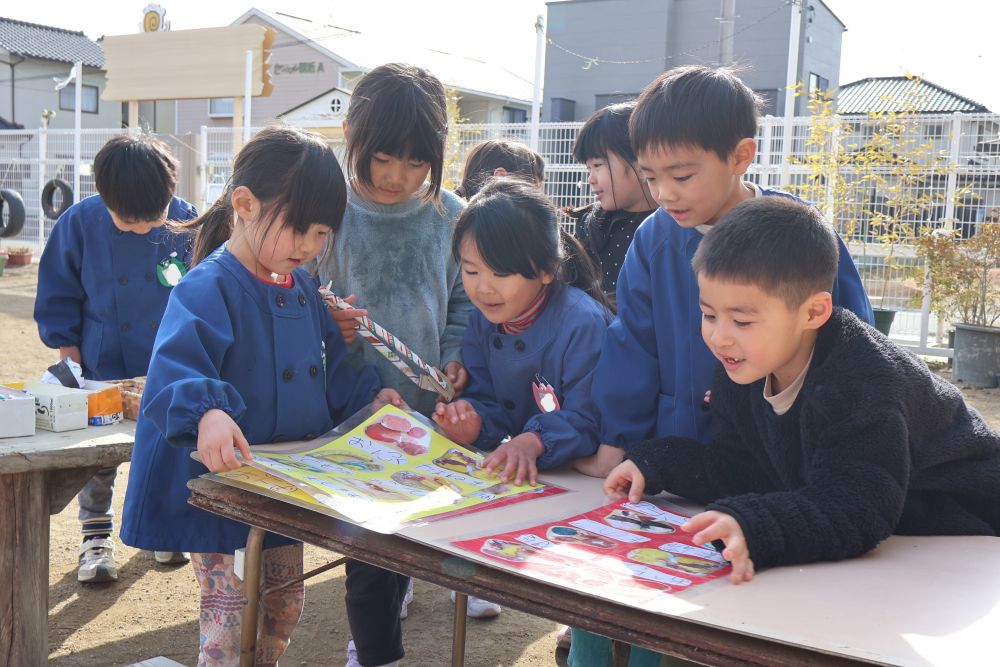 「どれにしますか？」
「えーと、おにぎりと、ウインナーにしようかなあ」

お店の準備で忙しかったキリン組さんも
お客さんになると目が輝いていて楽しそうです♡
