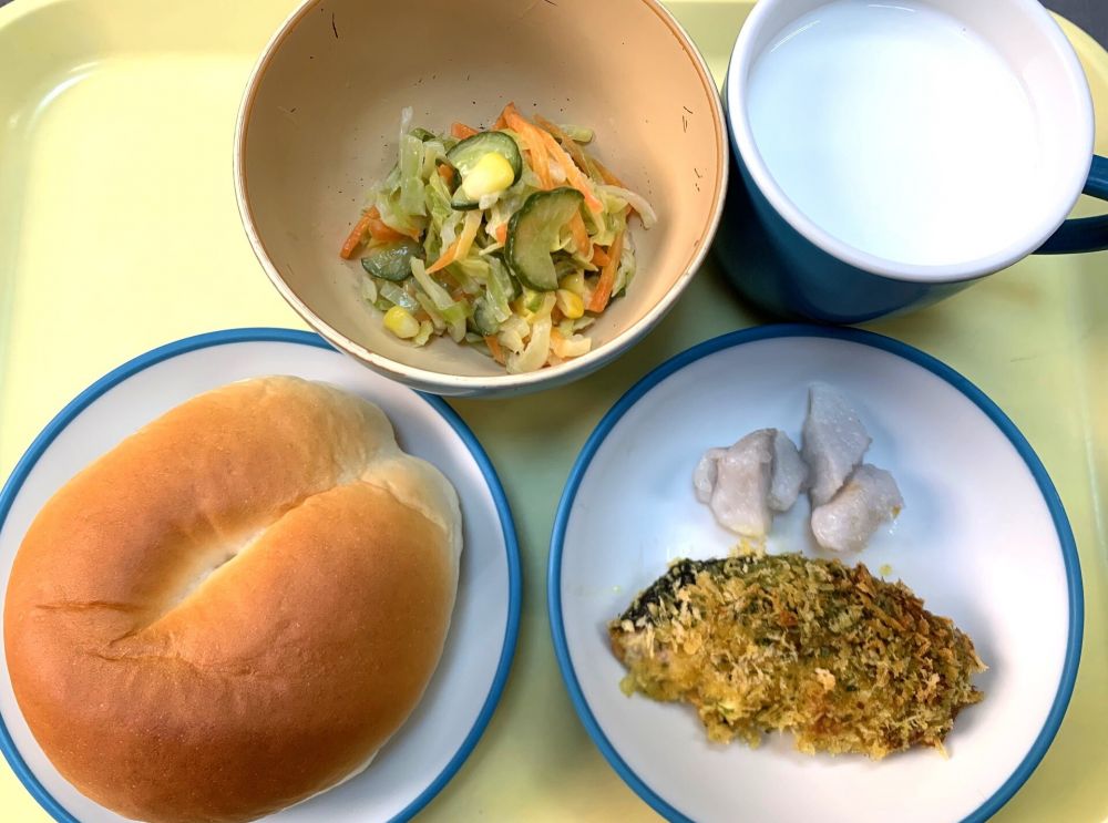 ロールパン
鮭のカレーマヨパン粉焼き
ベイクド里芋
コールスローサラダ
牛乳