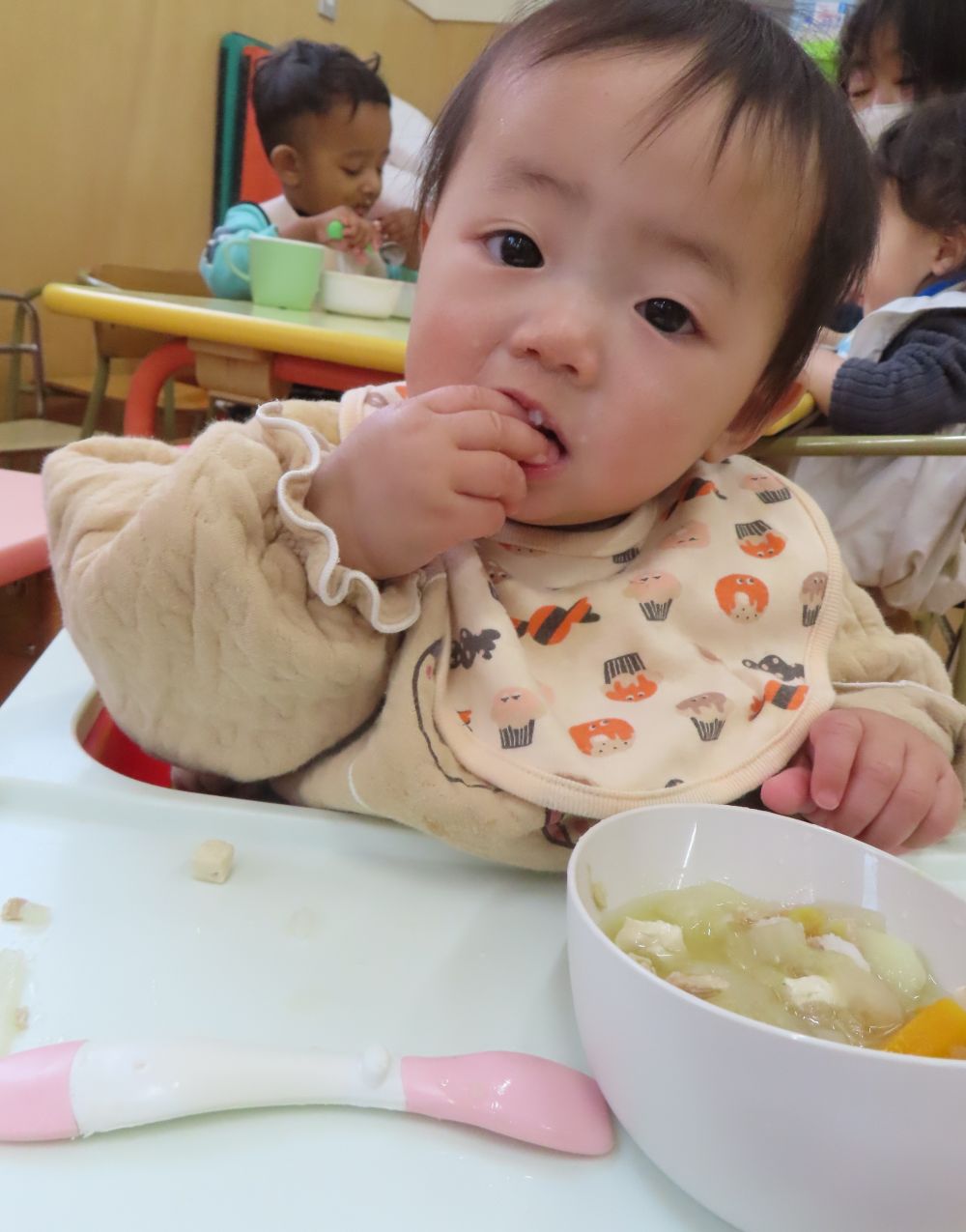 2月もあっという間に今日で最後。
今年度も残り1ヶ月になりました。
4月に比べて食べる量が増えたり、
苦手なものも少しずつチャレンジする姿を見て
一人ひとり成長を感じます😊
入園当初はまだ離乳食を食べていなかった子も
今では離乳食中期になりました。
手づかみ食べができるようになり、
自分で口に運んで食べています♪