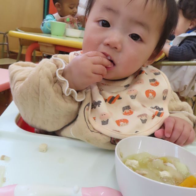 ＊　給食時間の様子　（すいみい保育園）　＊