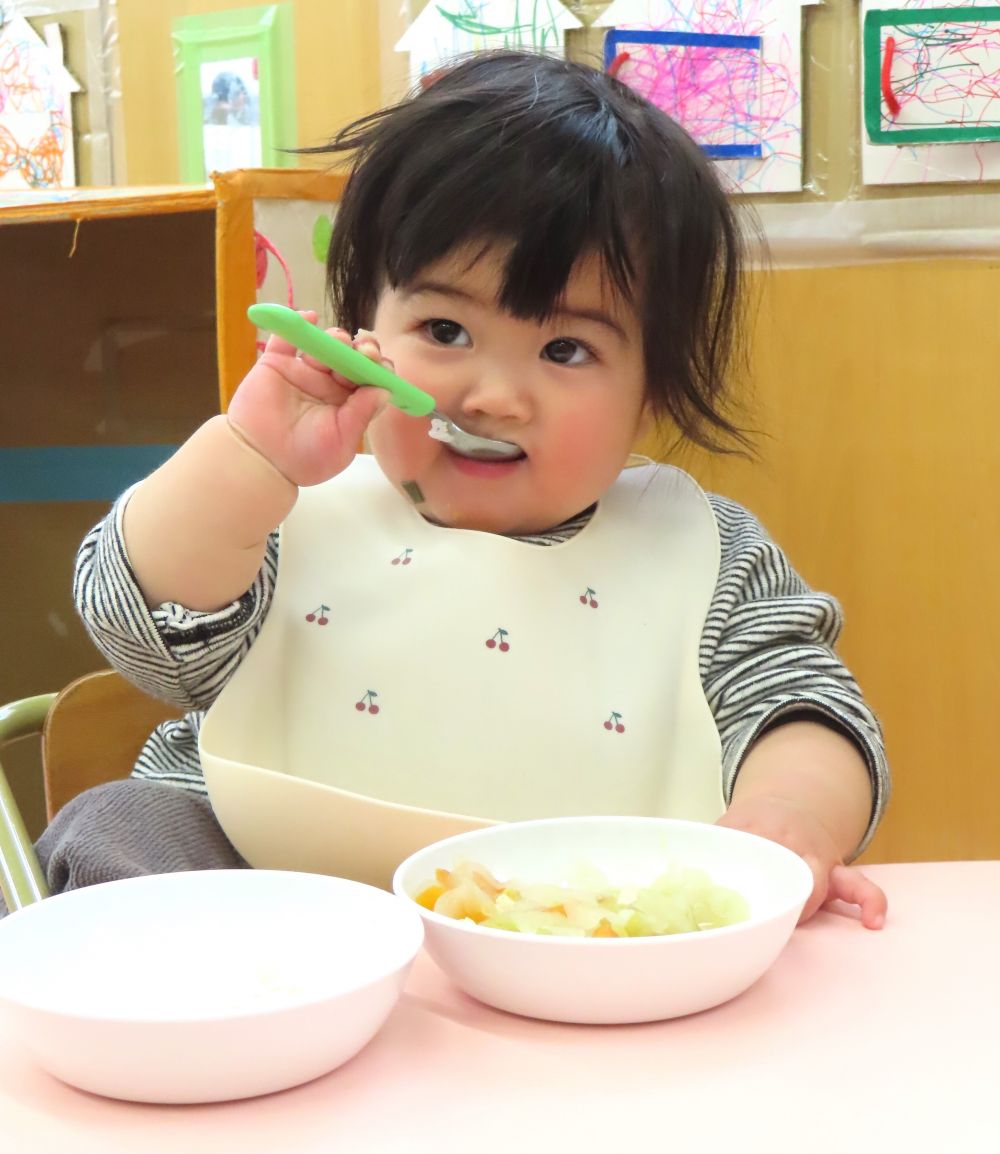 手づかみ食べから徐々に
スプーンを使って食べる子もいます。
自分で持って食べる意欲が出てきて、
幼児食に向け、練習を頑張っているところです♪