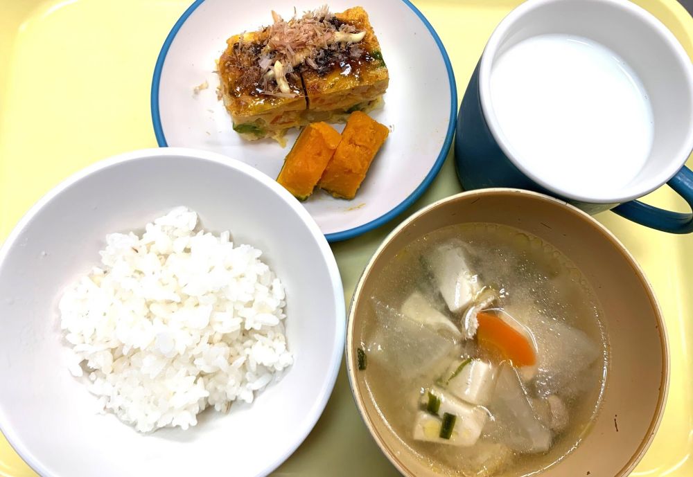 麦ご飯
エビ卵お好み焼き風
蒸しかぼちゃ
みそけんちん汁
牛乳