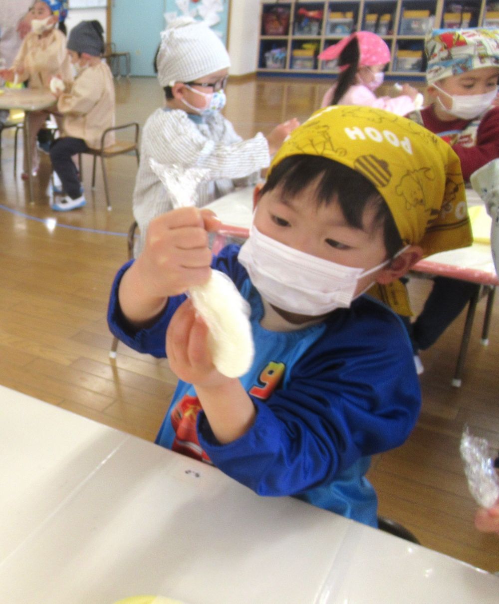 2月27日、リス組さんが楽しみにしていたクッキングの日♪
朝から、給食先生を見つけるとそばに来てくれて「今日よね?」「ご飯のピザ作るんでしょ!?」とクッキングの話をしてくれました。
楽しみにしてくれているんだなぁ♡と、嬉しくなる瞬間です。
午後2時、そのわくわくを体験する時間♡
さぁ、みんなで【ライスピザ】を作ろう!!
先月、親子クッキングで【ライスピザ】を作りましたが、今回は具材を変えて、冬野菜たっぷりのピザを作ります♡