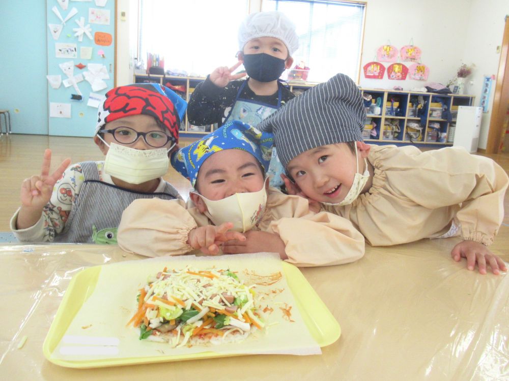 あとは焼くだけ!となったライスピザ。
「おいしそうにできたよ!」
「はぁ~、楽しみ~♡」
「早く食べたいね!」
友達とわくわくの気持ちを共有するリス組さん。