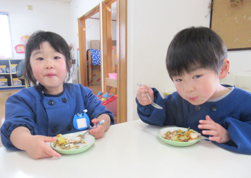 15分後、焼きたてのピザをお届け!
「できたーーーー!」
「いいにお~い♡」
子ども達の嬉しそうな声に迎えられました♪
普段、野菜が苦手な子も、今日はあっという間にペロリ☆
自分たちで作ると、何倍もおいしく感じるようです♡
家にある食材で簡単にできるので、子ども達と一緒にぜひ作ってみてください。