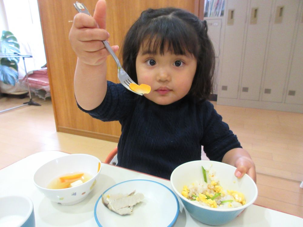 今日はひな祭りとして知られる【桃の節句】です。
園でも、子どもたちの健やかな成長を祈って、散らし寿司などの行事食を作りました。
クマ組のお部屋では・・・
食べることが大好きなKちゃん。おひな様とおだいり様に見立てたハート型の人参を見つけ嬉しそう♡
フォークで人参だけを上手にすくい、「今から食べるよ♡」とばかりに見せてくれます♪
いつも食べてる人参だけど、少し形が違うだけで、なんだかわくわくするね。