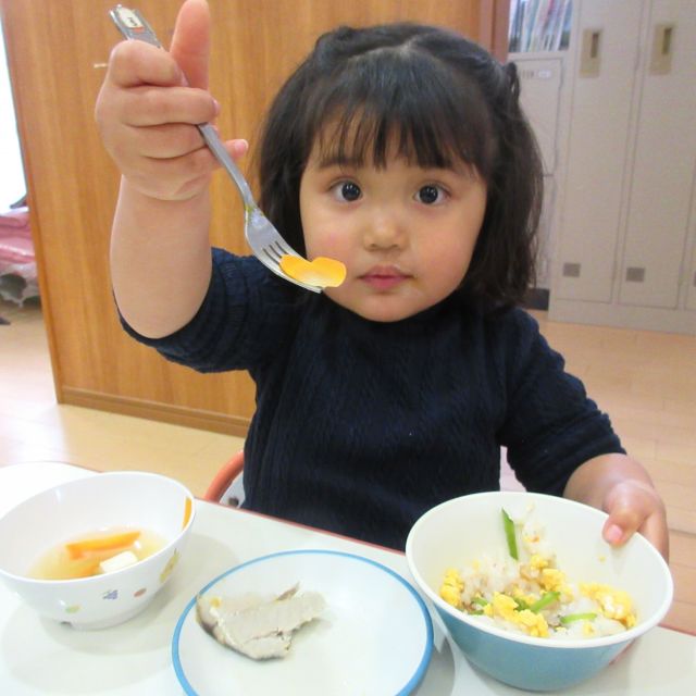 ＊　給食時間の様子　(ゆめはうす認定こども園)　＊