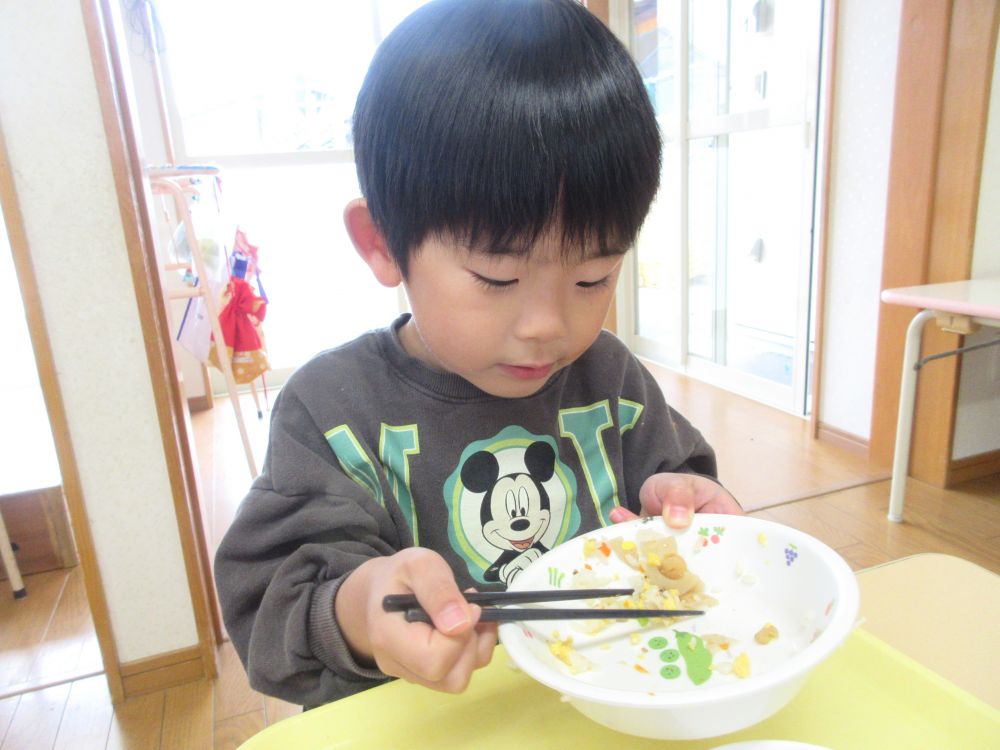 リス組のお部屋では・・・
「あっ!ハートのにんじん!」
ここでもいつもと違う人参に大喜び♪
また、意外と人気だった西京焼き。皮に付いた味噌を箸ですくってペロッとなめてみたり・・ニコニコ笑顔で鰆を頬張っていましたよ♡
散らし寿司を箸で食べるのが難しいかな、と思いましたが・・・
箸も上手に使えるようになっってきたリス組さん。
H君は、バラバラにひろがるご飯と具を、「あつまれ、あつまれ」と言いながら、しんぼう強く集めて食べてくれていました。ゾウ組さんに向けて、出来ることが少しずつ増えてきて、成長を感じます♡