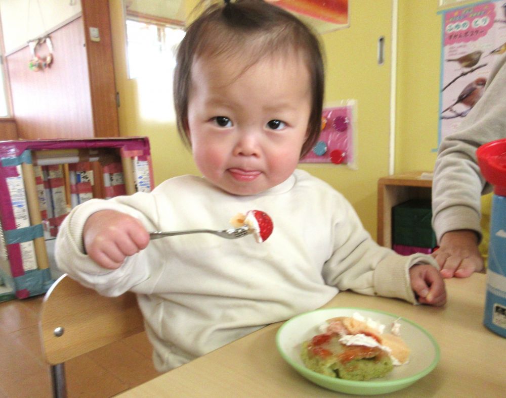 おやつの時間。
ウサギ組のお部屋では・・・
ひし餅に見立てた、三色ケーキが登場!
みんな、一番上に乗っているいちごにくぎ付けでした。
Yちゃん、ホイップクリームと一緒にフォークで刺して、まずはぺろっ♪
甘くておいしくて、にっこり笑顔に♡
みなさんはどんなひな祭りを過ごしましたか?