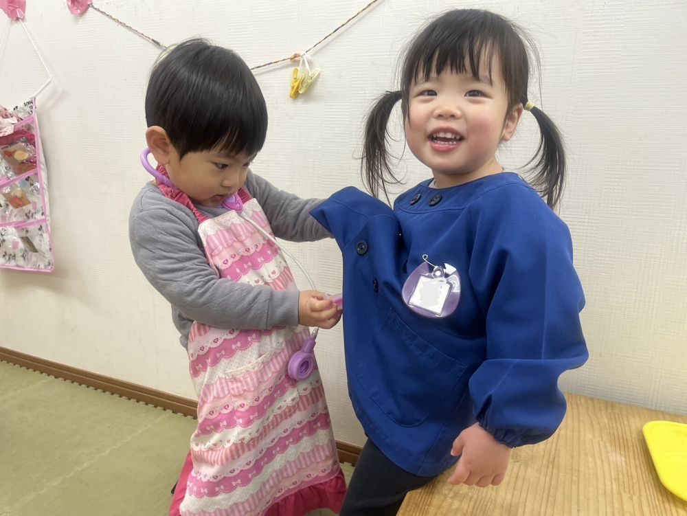 お部屋ではお医者さんごっこが
マイブームのヒヨコ組さん
「お腹見せてください」
「注射しますね」
お医者さんになりきっています!