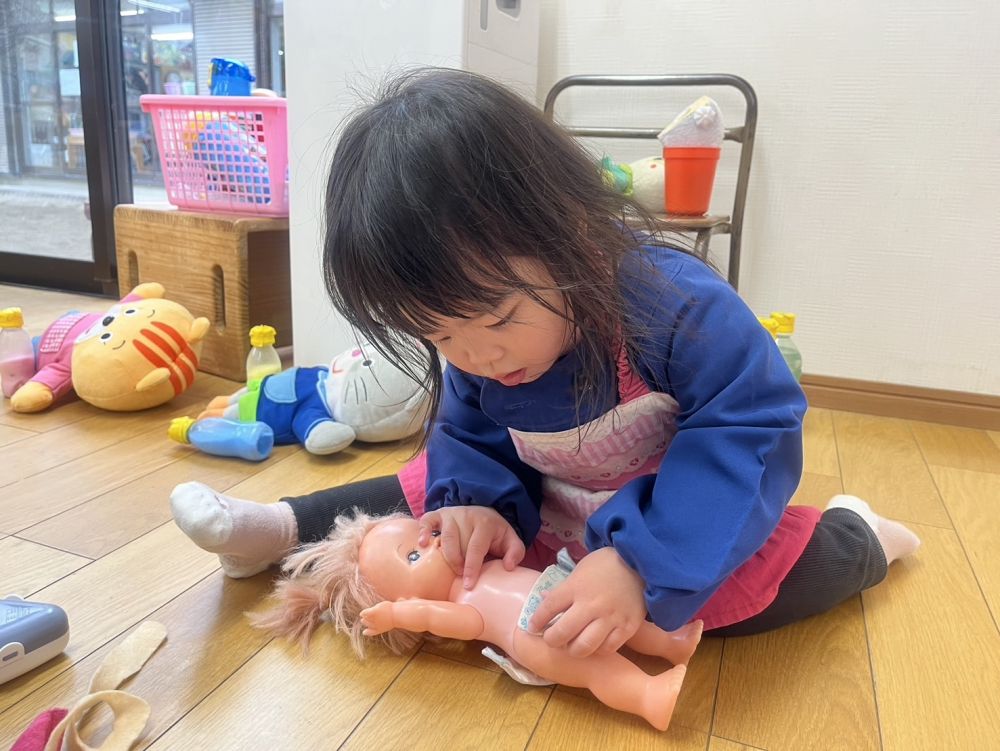 エプロンをしてお母さんになりきってパンツを履かせてあげるTちゃん
生活の中で見たこと聞いたこと経験したことが
遊びの中で見られるヒヨコ組さんです♡