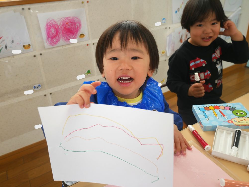 新年度がスタートし新しい友達も増えより一層賑やかに♡
それぞれの子がゆめはうすで自分の好きな遊びを見つけ楽しんでいます
『見て!!これはなんでしょう?』とHくん
『う~ん・・・キレイな色だね♡何かなぁ?』と先生
『正解は“虹”でした~』
自分のイメージした物を描き表現し言葉で伝えるHくん