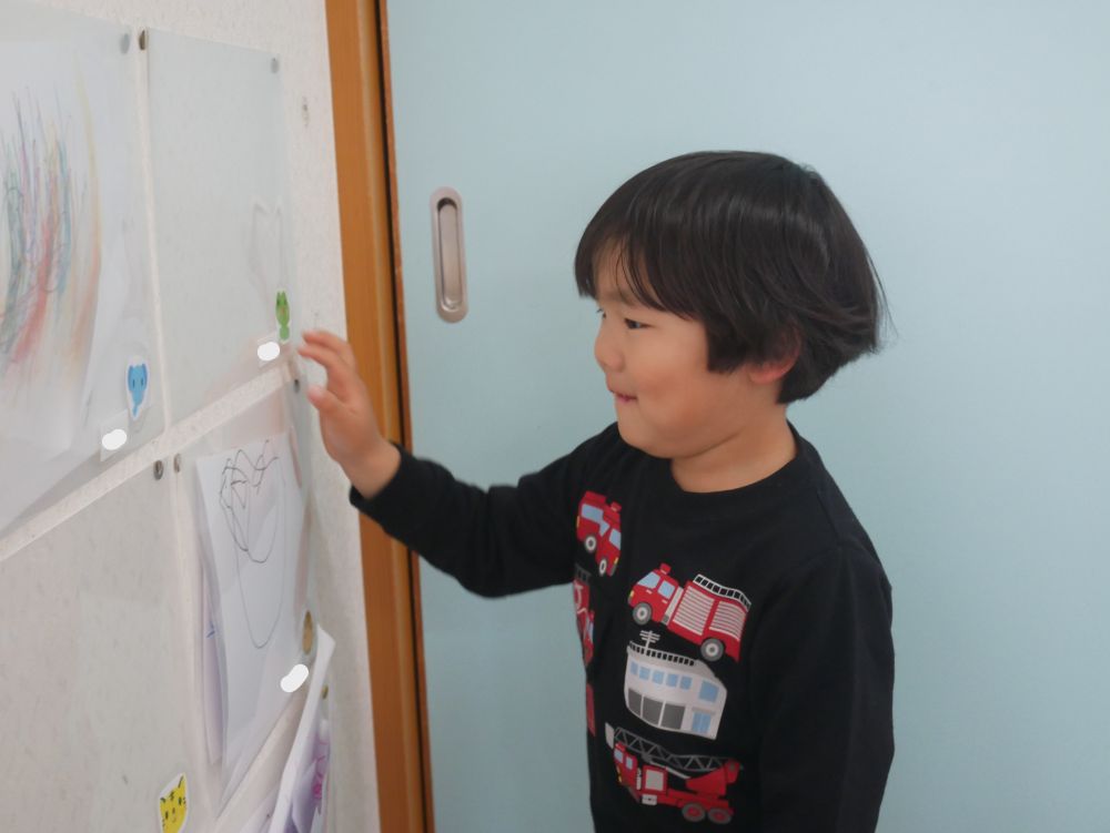 『これ僕の絵だよ』
自分の描いた絵を眺めながら
嬉しそうに微笑むRくん