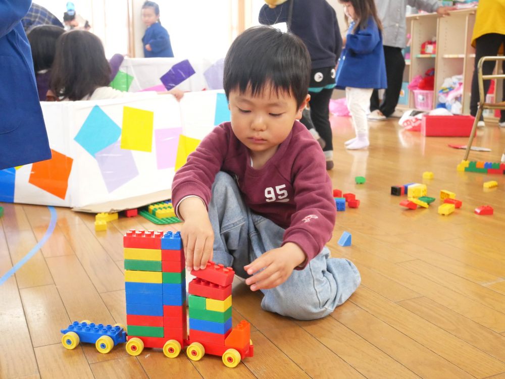 『車作ってるんだ~♪』
『ここにこれ乗せて・・・ここはこうして・・・』
こだわって作ったポイントを話しながら遊ぶHくん