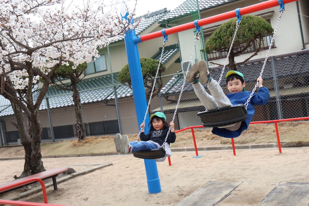 「ここまでこげるよ~」
桜の木まで届きそう♡
春を感じながら川上公園を満喫中♡