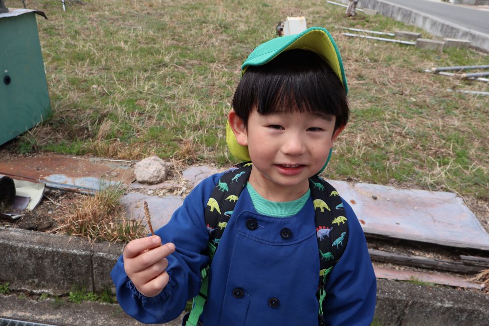 帰り道 ! つくしを発見 ! !
行く時と同じ道ですが
行くときは桜に夢中で気付かず ・ ・ ・
同じ道でも少し目線を変えると新たな発見が♡
これからも
たくさんの春を見つけに行こうと思います♪