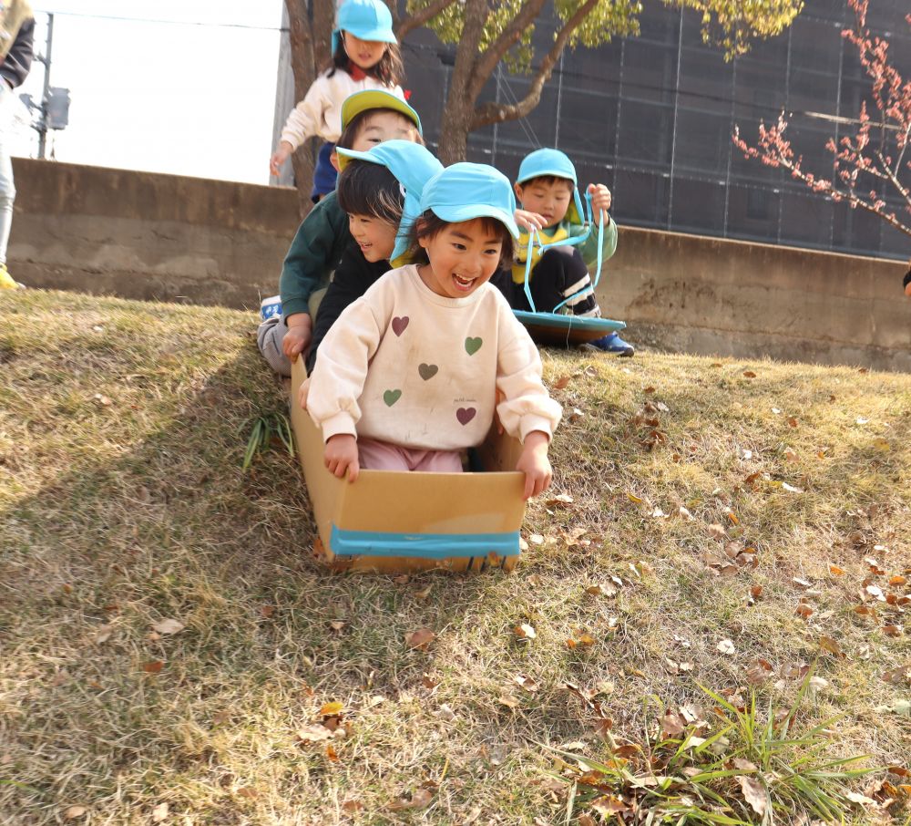 段ボールのソリを交代で使ったり、一緒に使ったり・・・
夢中で遊ぶ子ども達の笑顔はなんとも素晴らしい☆