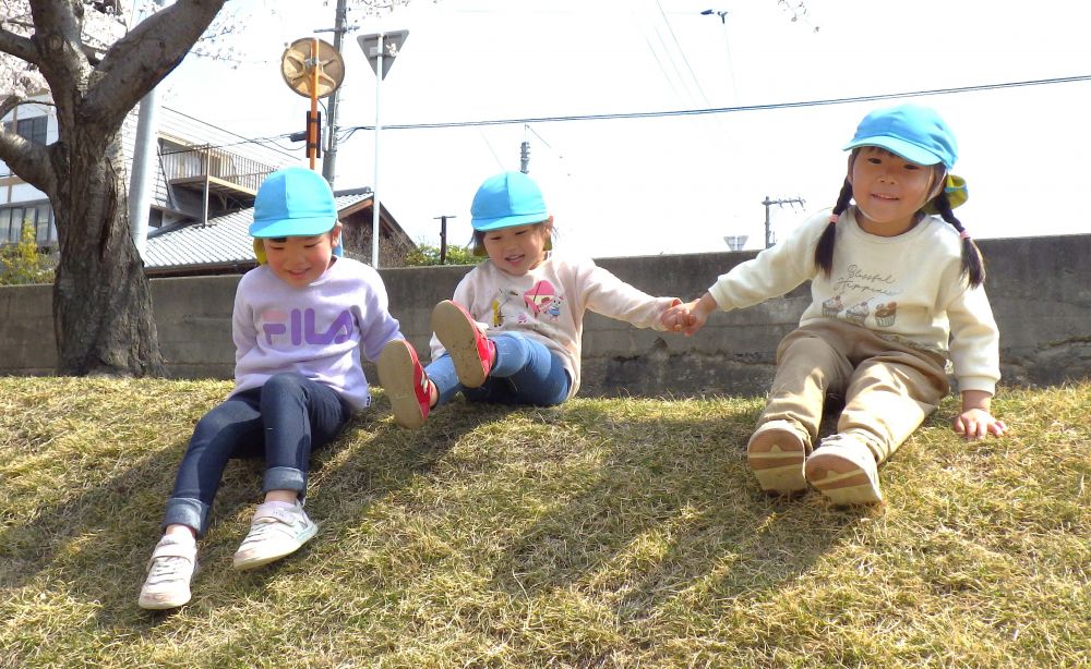 土手の楽しみのひとつである芝すべり!
「一緒に滑ろうよ~」
手を繋いで友達と一緒に滑る楽しさを味わう♡