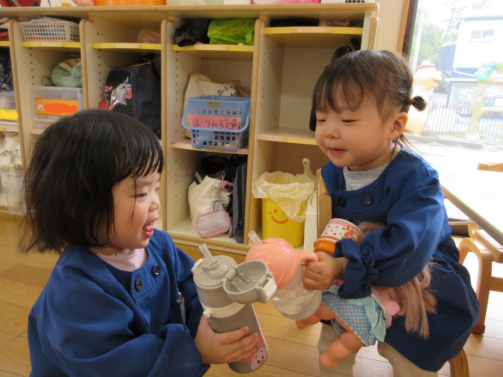初めて会う友達にちょっぴりドキドキしていたTちゃんとYちゃん
先生とかんぱいすると
次は友達と「かんぱーい!」
笑い合いながらかんぱいする2人
少しずつ友達にも興味を持ち始めています♡