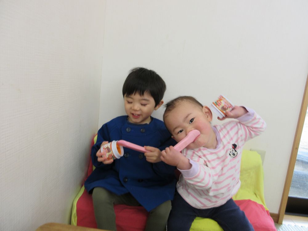 お気に入りの場所、おもちゃを見つけた2人
「おいしい~!!」
とほんとうに食べているかのように叫ぶKくんと
おいしいポーズをして全身で美味しさを伝えてくれるSちゃん
ちょっぴり涙が出ることもあるけど
これから楽しいことたくさん見つけていこーね♡