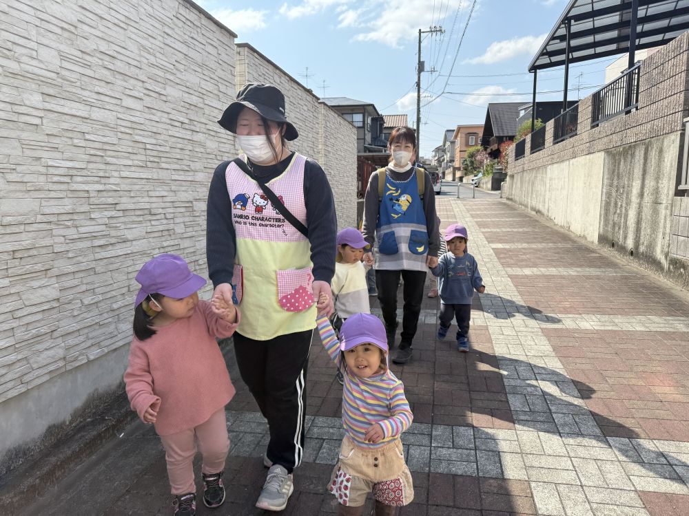 暖かい日が続き、
桜も一気に咲きました!
散ってしまう前に、みんなで見に行こ~♫
クマ組さんになって、
初のお散歩です☺️