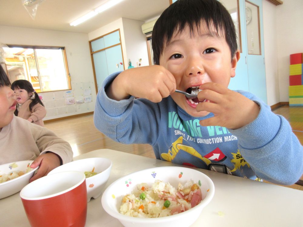 3歳児、リス組さん。
新入園児のHくん、初日からこの食べっぷり♡
スプーンからこぼれそうなご飯を指で守りながら口の中へ!
「味はどうかな?」と聞くと
うつむきながらも、「おいしい」と答えてくれました♪
給食やおやつが楽しい時間となるように、ゆっくり慣れてほしいです。