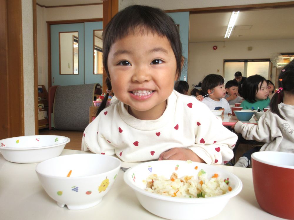 Rちゃんは、ピラフの中のベーコンがお気に入りだったようで、指で掴んでは、口に運んでもぐもぐ・・・。そしてこの満面の笑み♡
ピラフの中に苦手な具もあったのか、食べる前に必ず、指先でつまんだものを「じー」っと観察?確認?してから口に入れていましたよ♪
明日は入園式。
来週から順次、給食が始まる新入園児さんや、登園が始まる教育認定児さん。
一日一日、ゆっくり園に慣れて、楽しい時間を過ごせたらいいな。
今年度も、「安心・安全」な給食・おやつ作りを心がけていきます。
おいしい給食やおやつを楽しみにしていてね♡