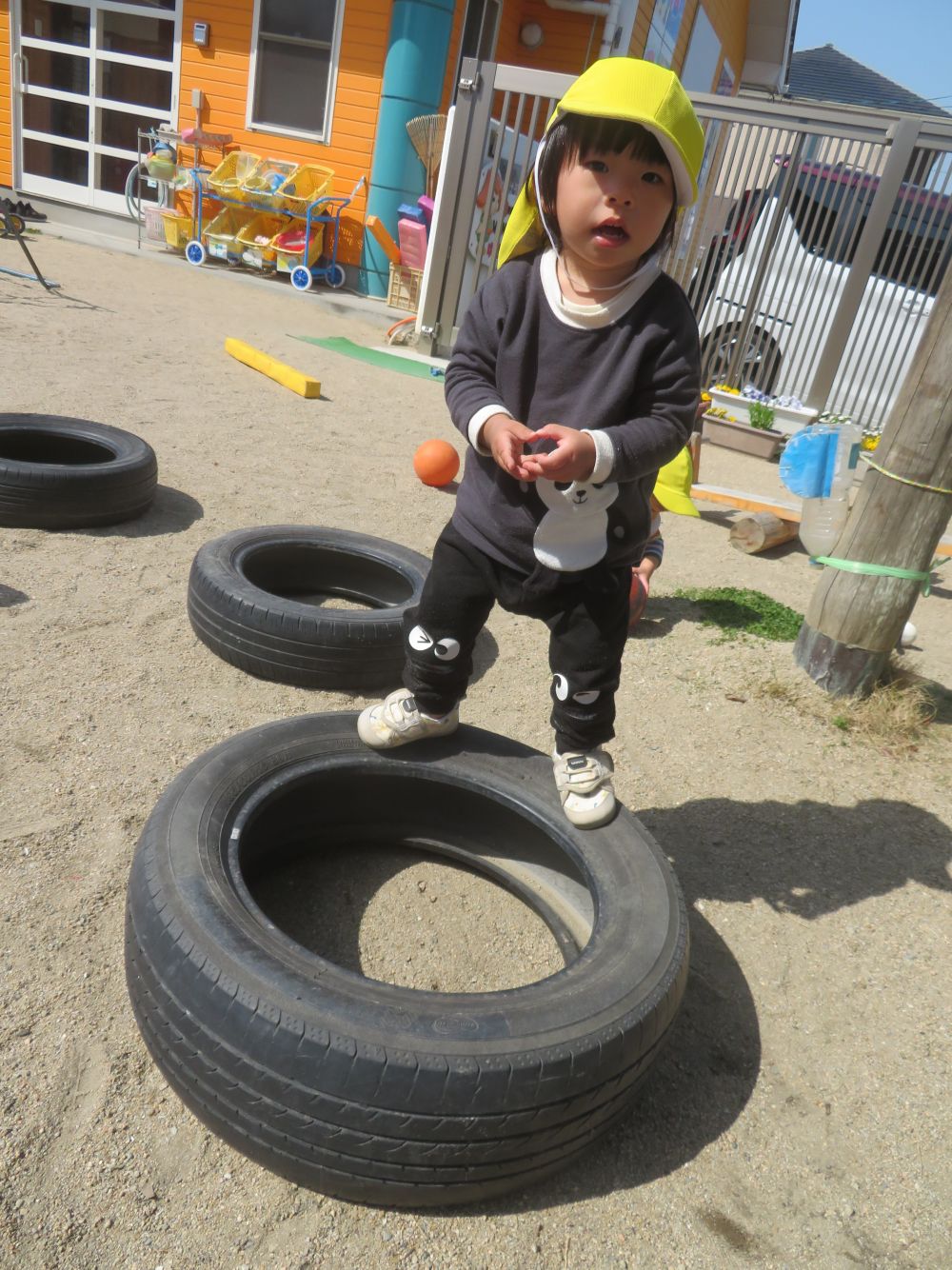 タイヤに座って砂遊びをしていたAくん
ふとタイヤに立ってみようと思い立ち挑戦してみることに!
少しふらつきながらもバランスをとりながら
みごと成功♪
ご機嫌な様子でバランスをとって立っていました!