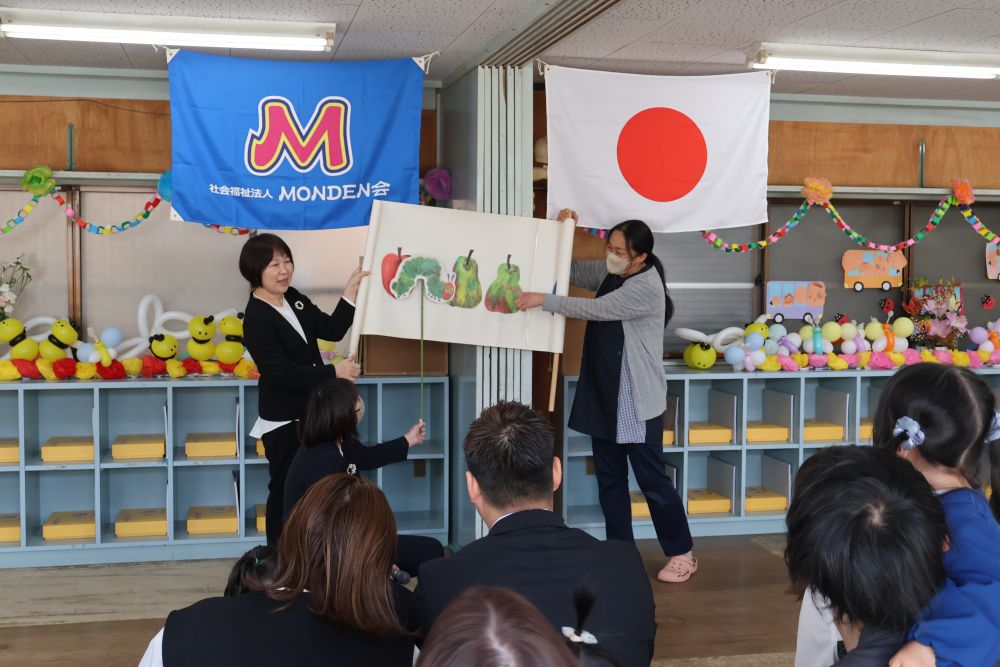 知らない場所で涙が出ていた子も
はらぺこあおむしの曲が流れると
ピタっと涙がとまり
あおむしくんにくぎづけ♪