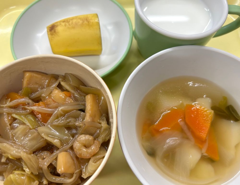 中華丼
じゃがいものスープ
バナナ
牛乳