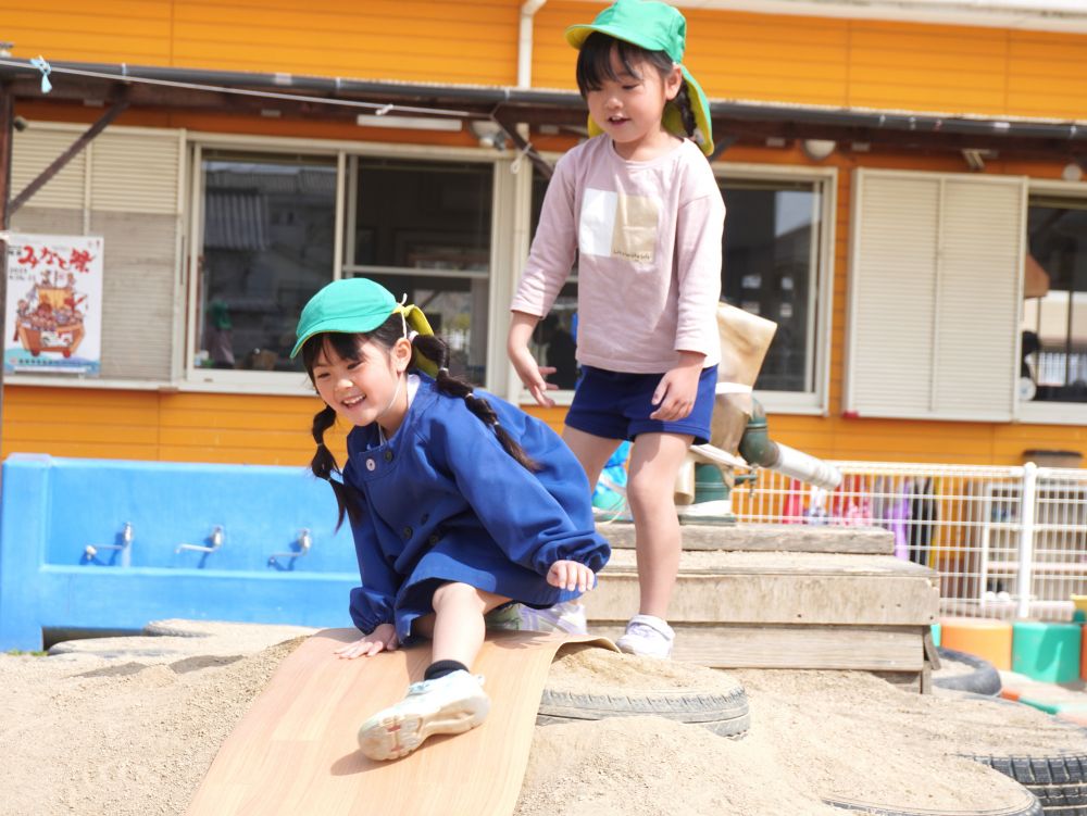 新しいクラスと新しい先生に
ドキドキ…ワクワク…ちょっぴり不安…
変わらないのは”ゆめはうす”の場所　そして仲間♡
楽しい思い出をたくさん作っていきたいなと思います♡



山滑り？が楽しくて繰り返し楽しんでいます♡
山の高さを変えたり…滑れる道具を用意したり…
檀上先生の名案です☆
