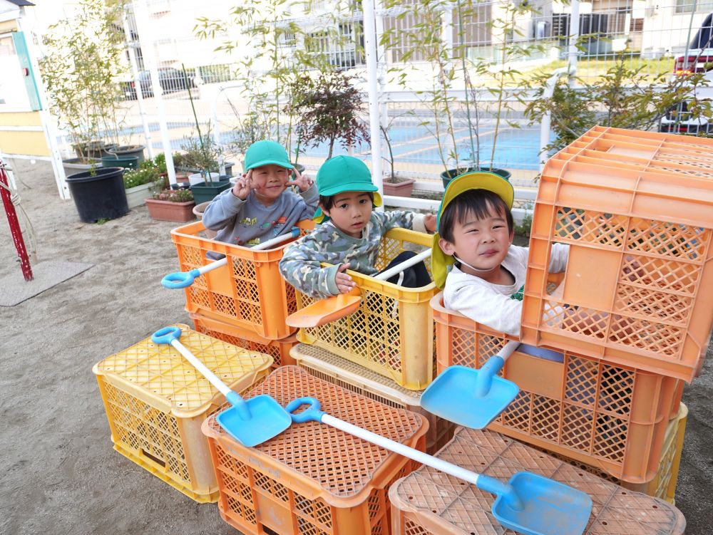 『ふね』
シャベルを持ってきて…
コンテナに通しているのはシートベルト!
横に置いてあるのはオールです♡