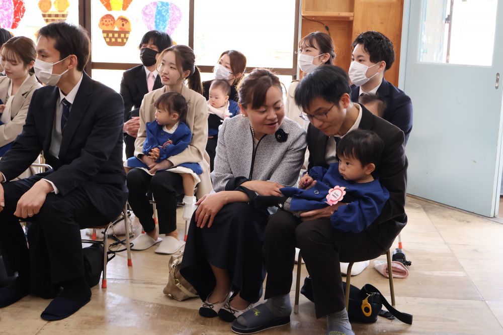 【はらぺこあおむし】
子ども達のようにあおむしくんもどんどん大きく成長し、
最後には綺麗なちょうちょに変身するお話です。
それに合わせて可愛い先生ちょうちょが遊びに来てくれて、
会場は笑顔につつまれました。